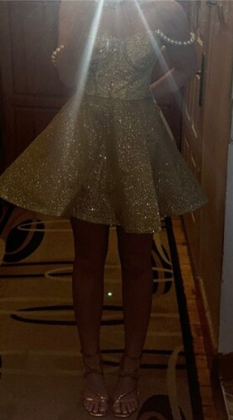 Süßes Champagner Glitzerndes A-Linien-Kurzes Partykleid Homecoming-Kleid mit Pailletten und Perlenträgern, DP6537