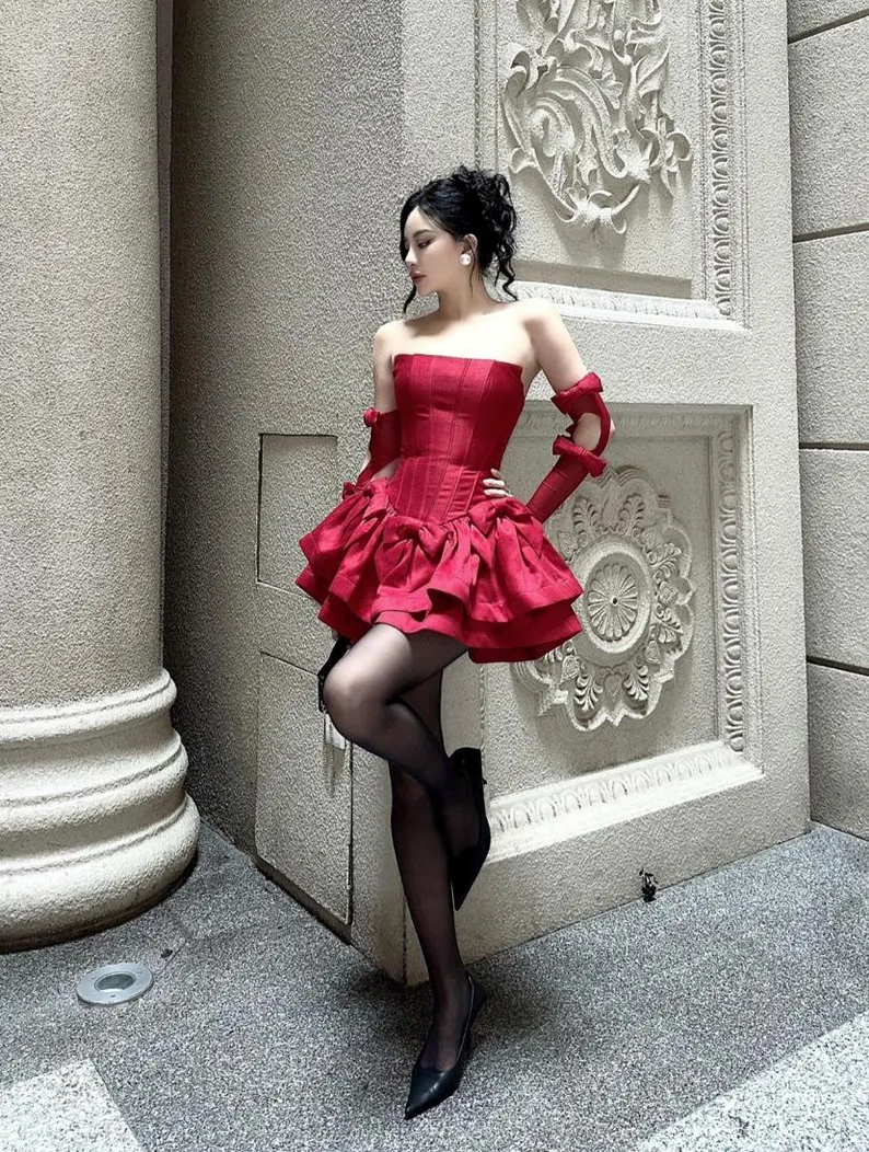 Robe de soirée rouge bustier trapèze à volants et nœud papillon, DP3052