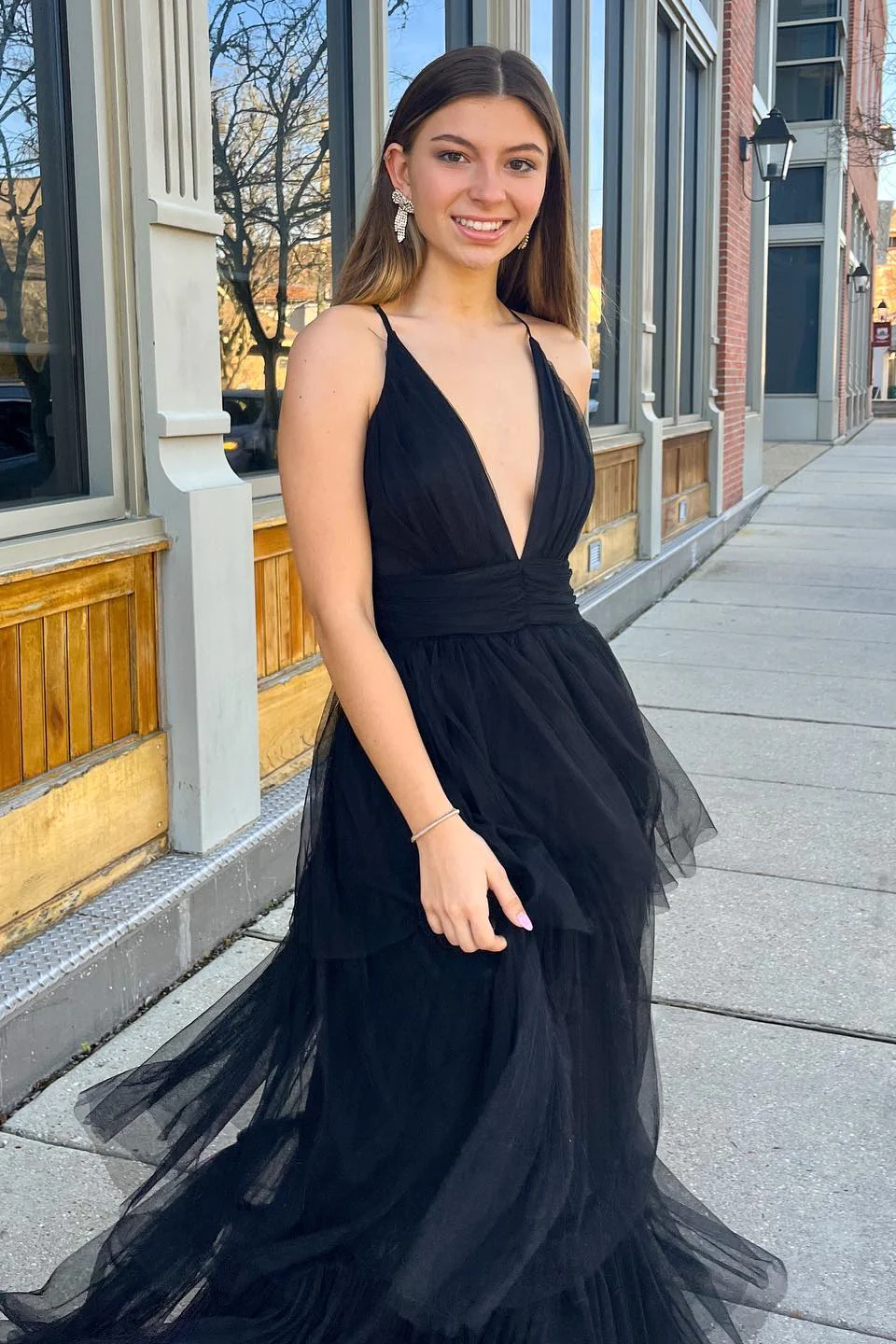 Robe de bal longue noire trapèze, décolleté en V profond, dos croisé, tulle multicouches, DP041