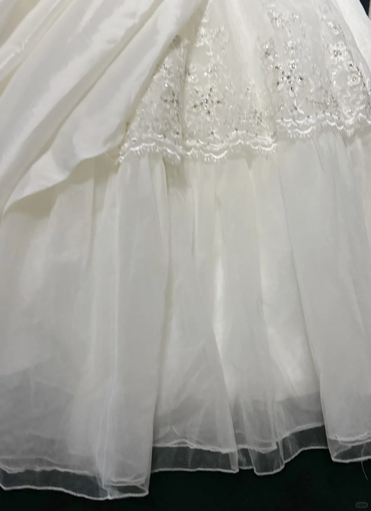 Robe de mariée vintage ivoire à corsage perlé, coupe trapèze, tulle superposé, bretelles amovibles, DP7115