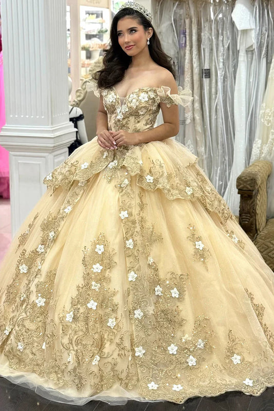 Glamouröses champagnerfarbenes, schulterfreies Ballkleid aus gestuftem Tüll mit Paillettenstickerei und Applikationen – perfekt für Quinceañeras (DP7220)