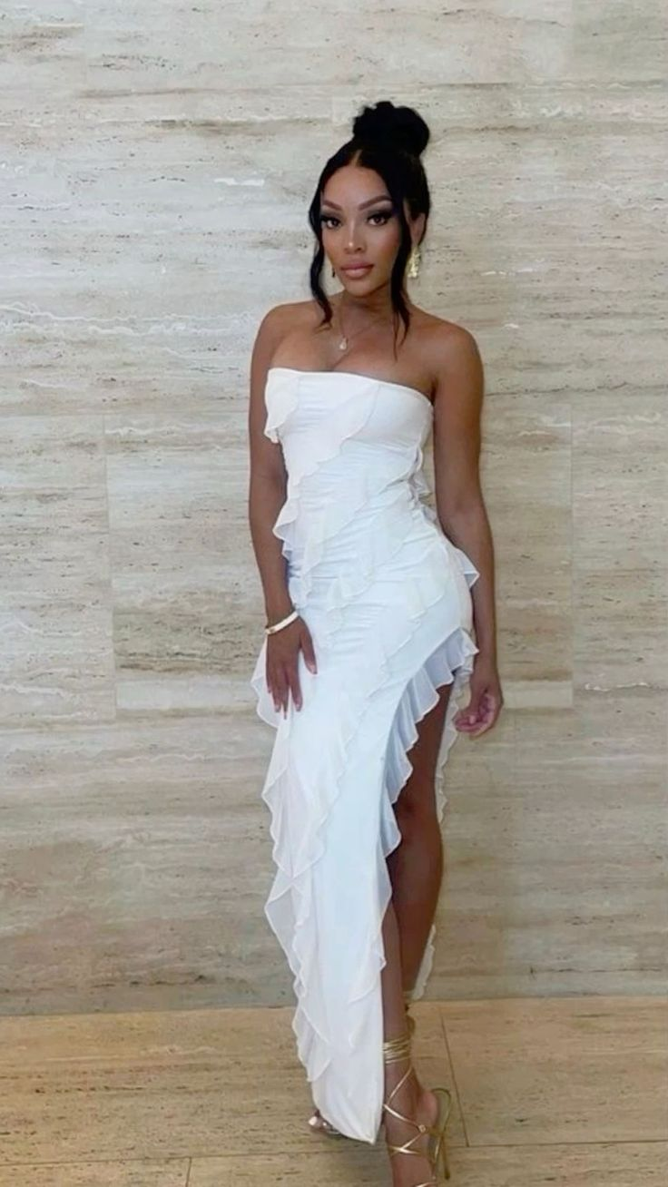 Sexy weißes trägerloses langes Partykleid mit Rüschen und Schlitz, DP3726