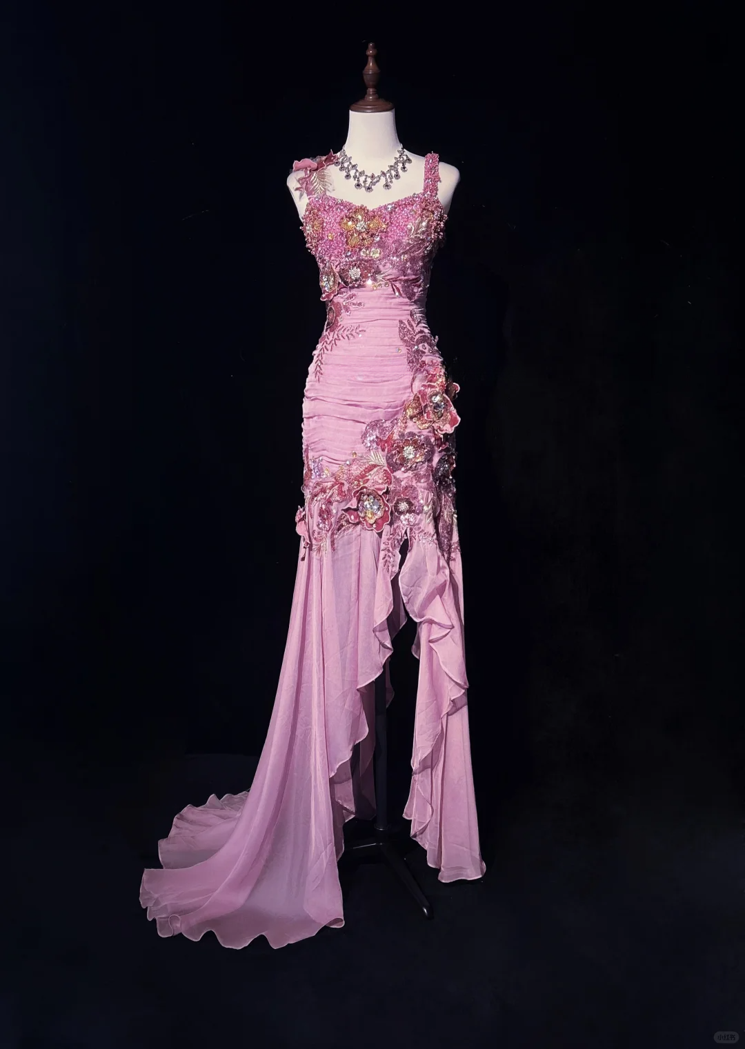 Robe de soirée longue vintage à bretelles roses, fourreau, broderie florale et perles, DP5331