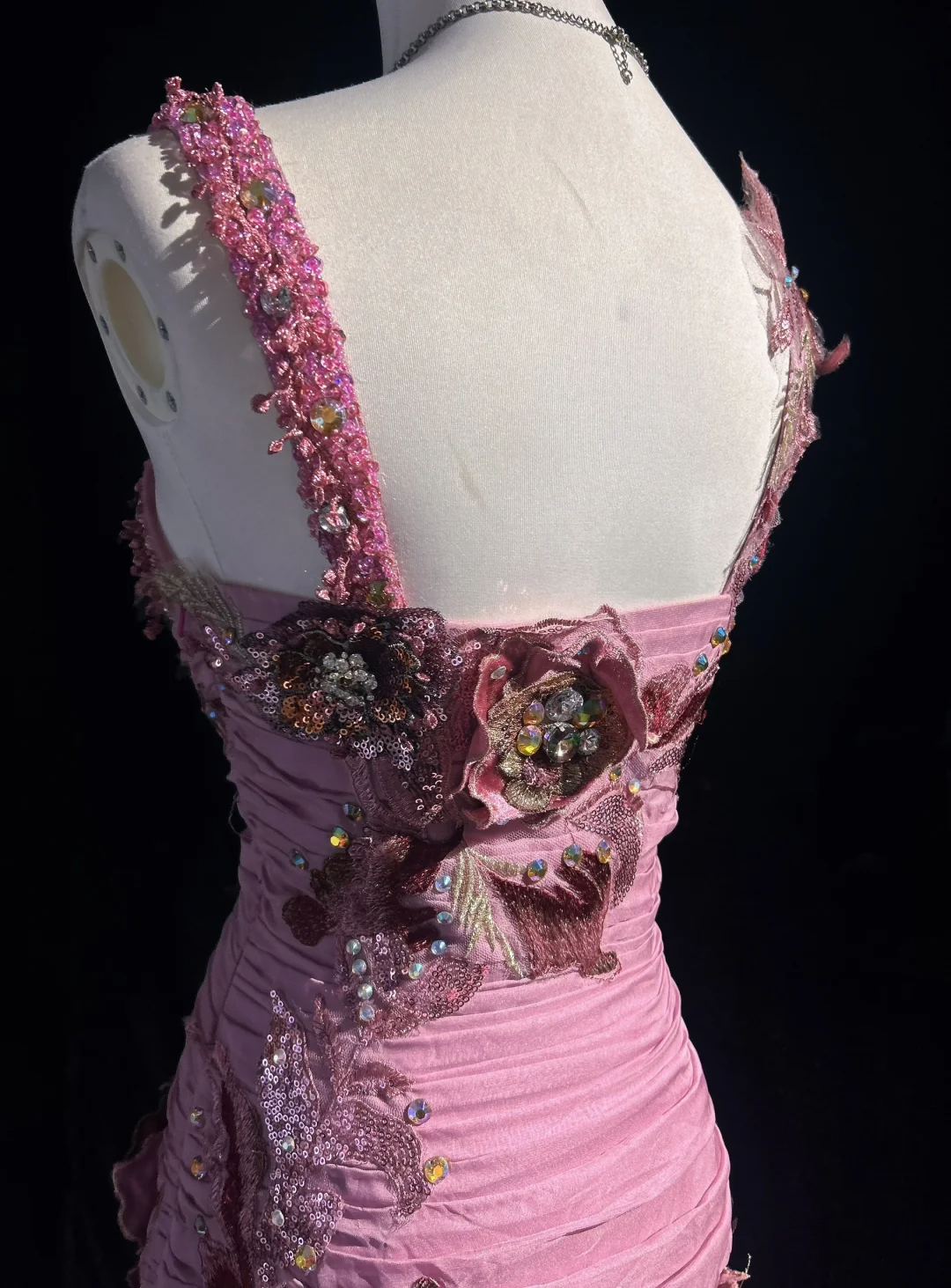 Robe de soirée longue vintage à bretelles roses, fourreau, broderie florale et perles, DP5331