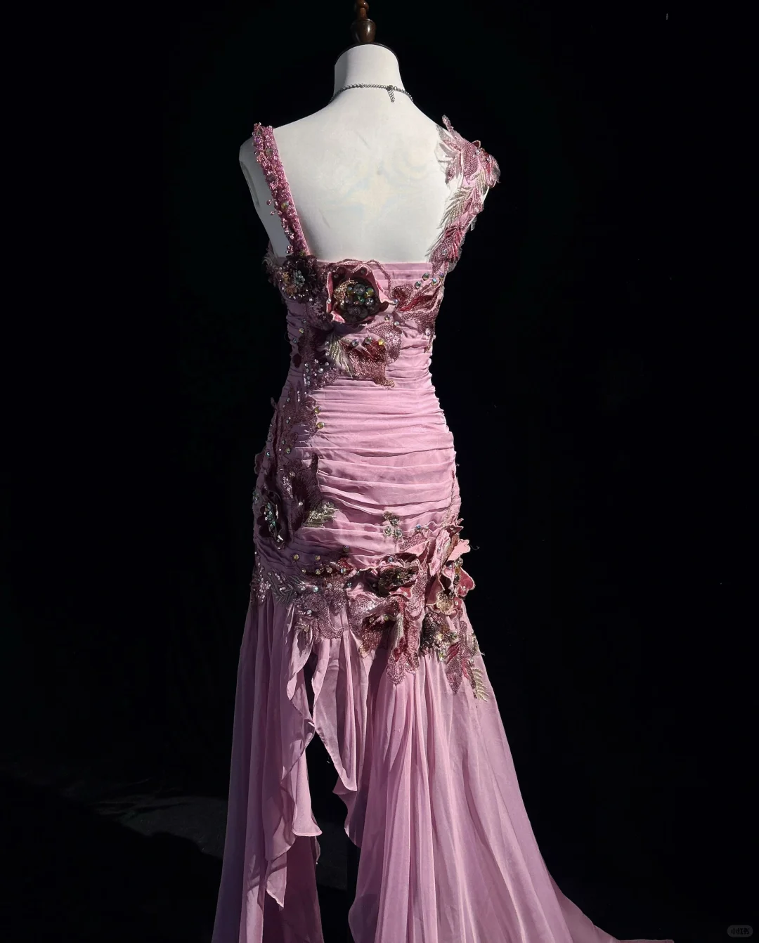 Robe de soirée longue vintage à bretelles roses, fourreau, broderie florale et perles, DP5331
