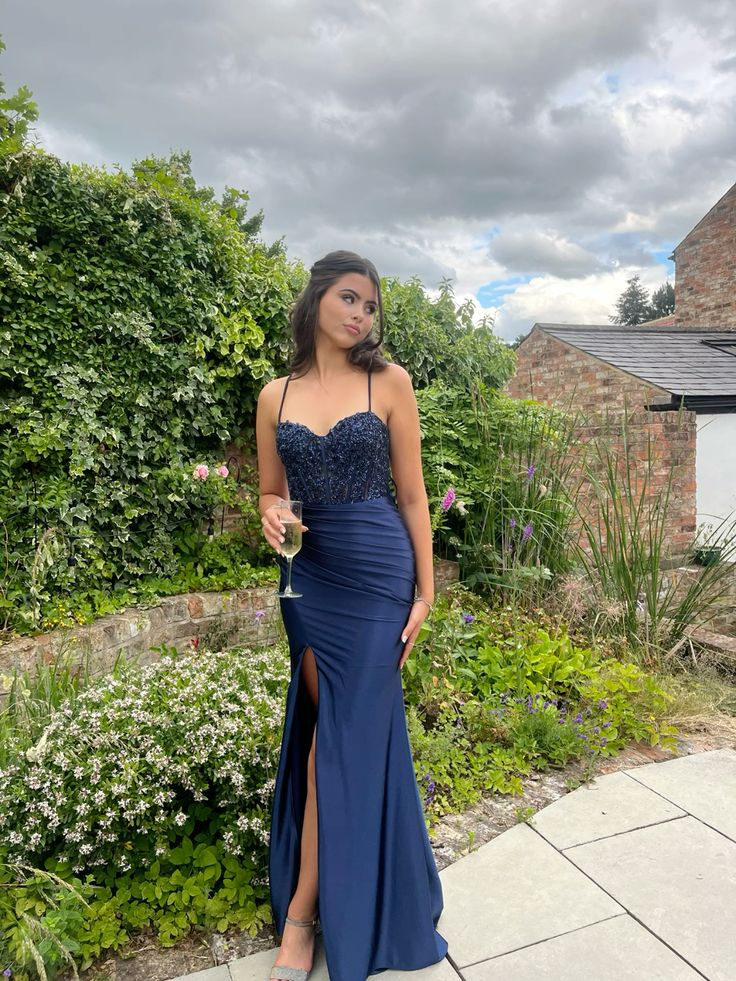 Robe de bal longue en satin bleu marine à bretelles spaghetti et appliques DP3883