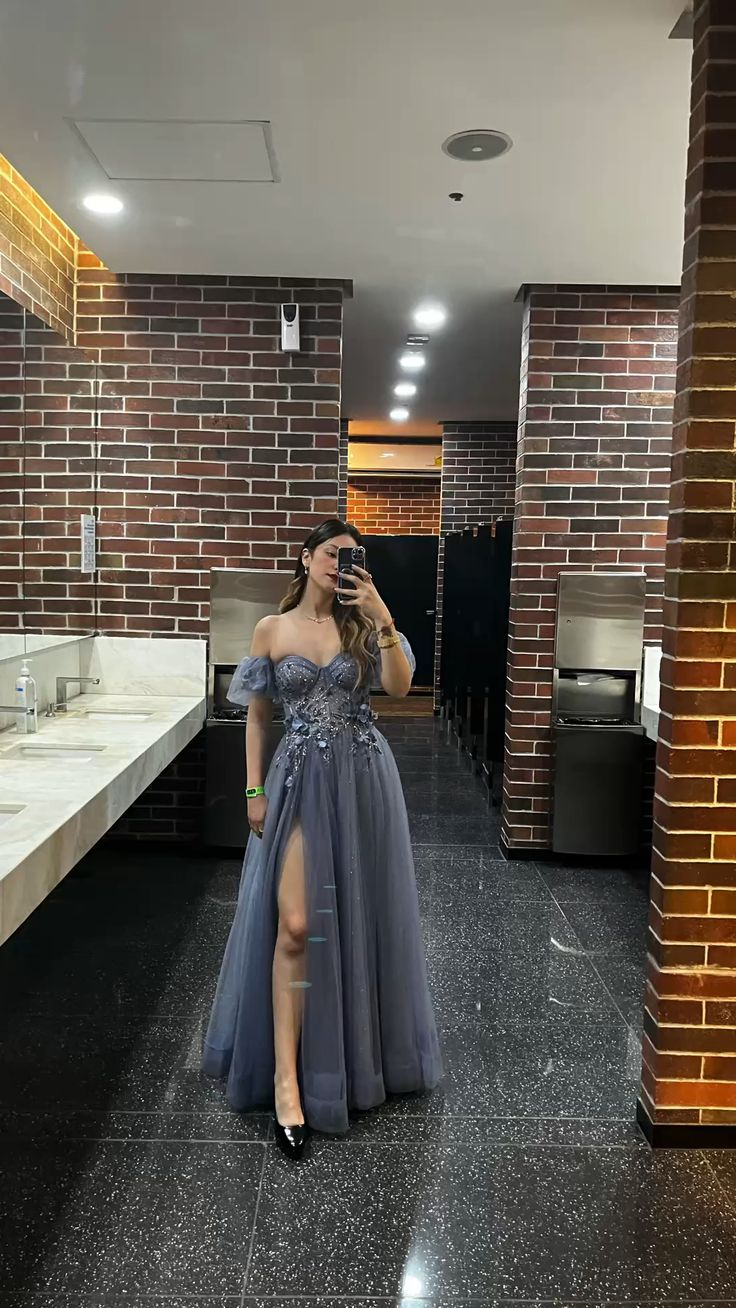 Graues, schulterfreies, langes A-Linien-Ballkleid aus Tüll mit Applikationen, DP3863
