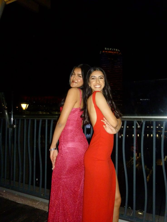 Robe de bal longue style sirène fuchsia brillante à bretelles et col en V, DP2534