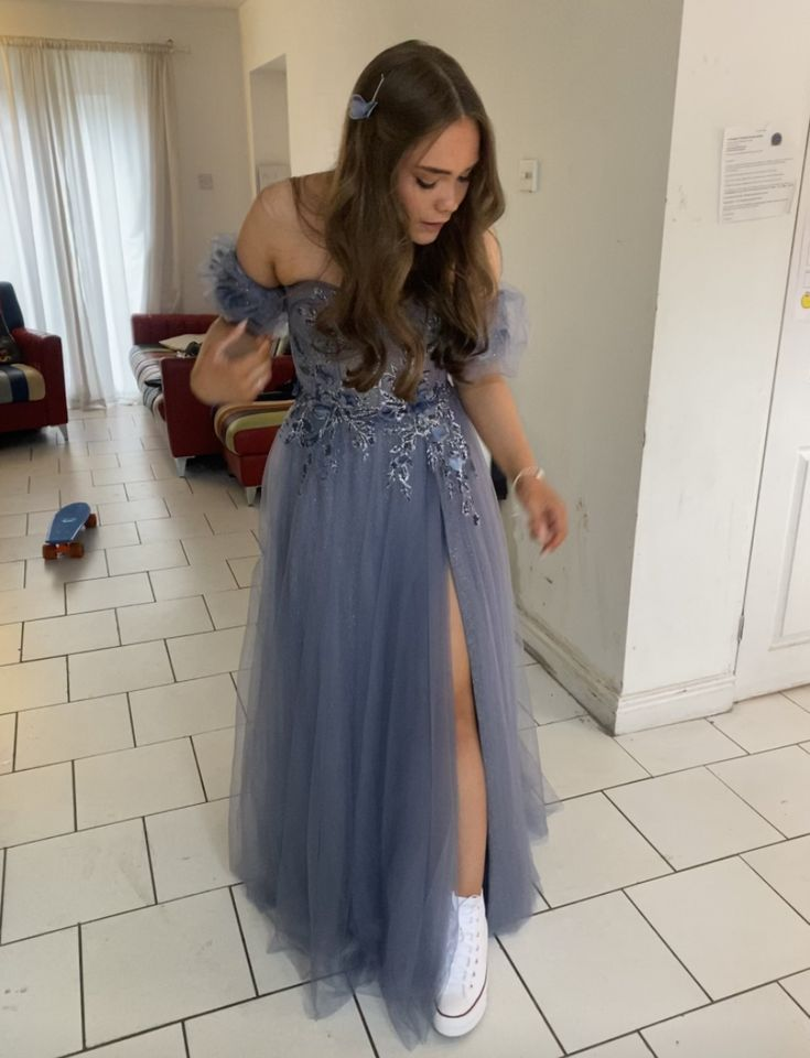 Graues, schulterfreies, langes A-Linien-Ballkleid aus Tüll mit Applikationen, DP3863