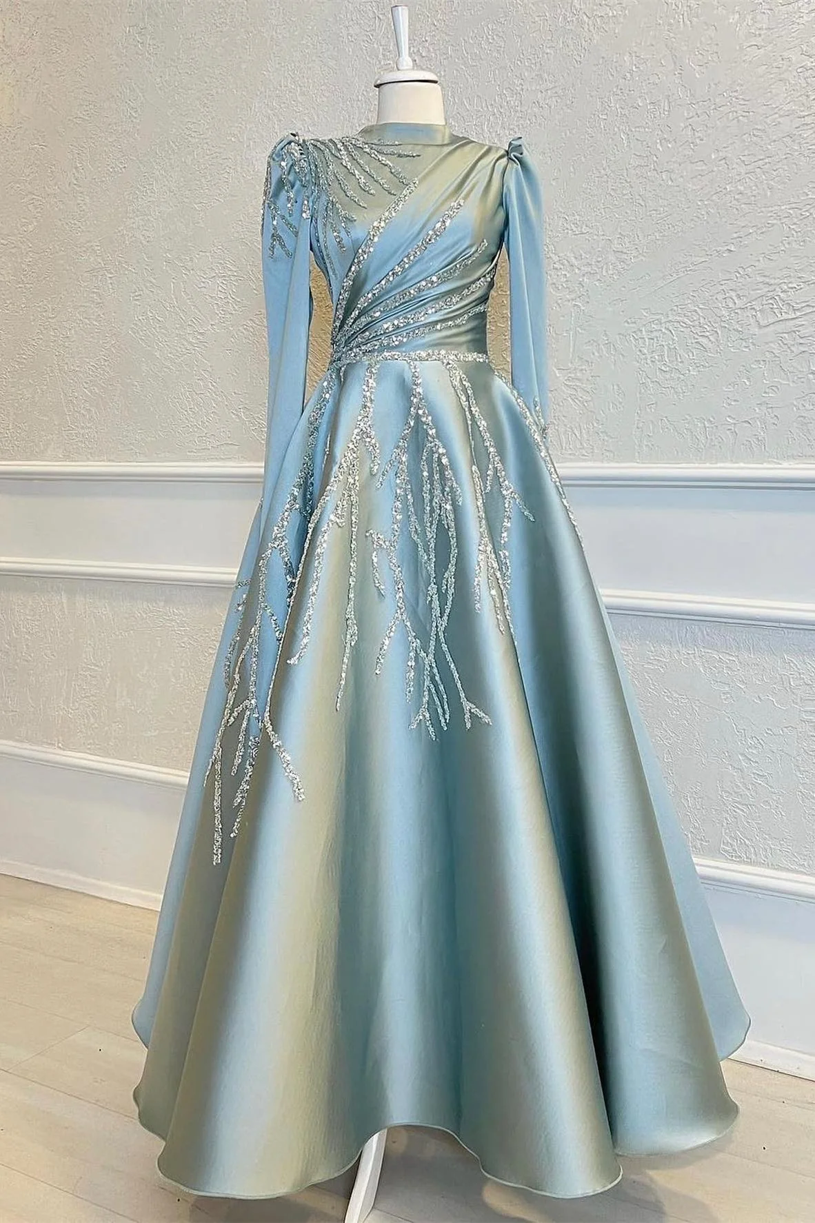 Schlichtes, hellblaues, langärmliges A-Linien-Ballkleid aus Satin, DP3792