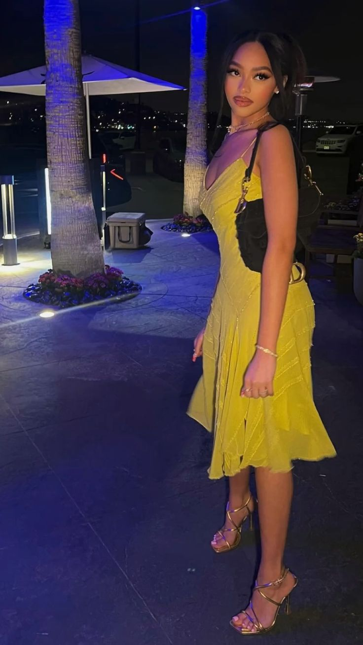 Robe de cocktail courte à bretelles jaune-vert, DP2844