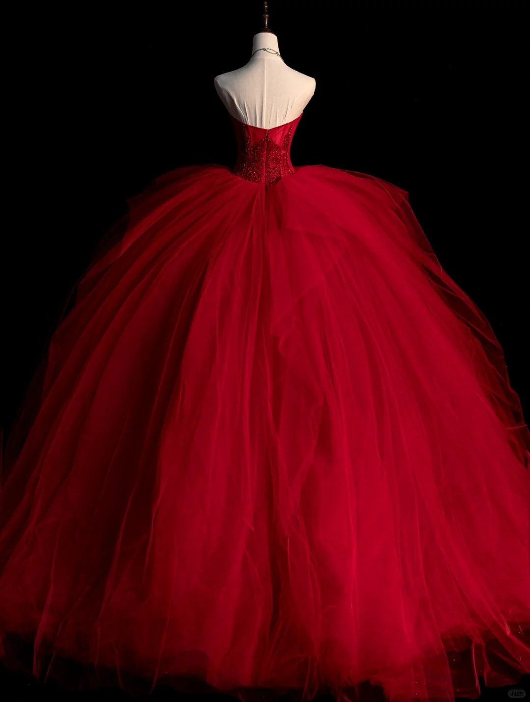 Traumhaftes rotes trägerloses A-Linien-Ballkleid aus Tüll mit Perlenbesatz, DP5232