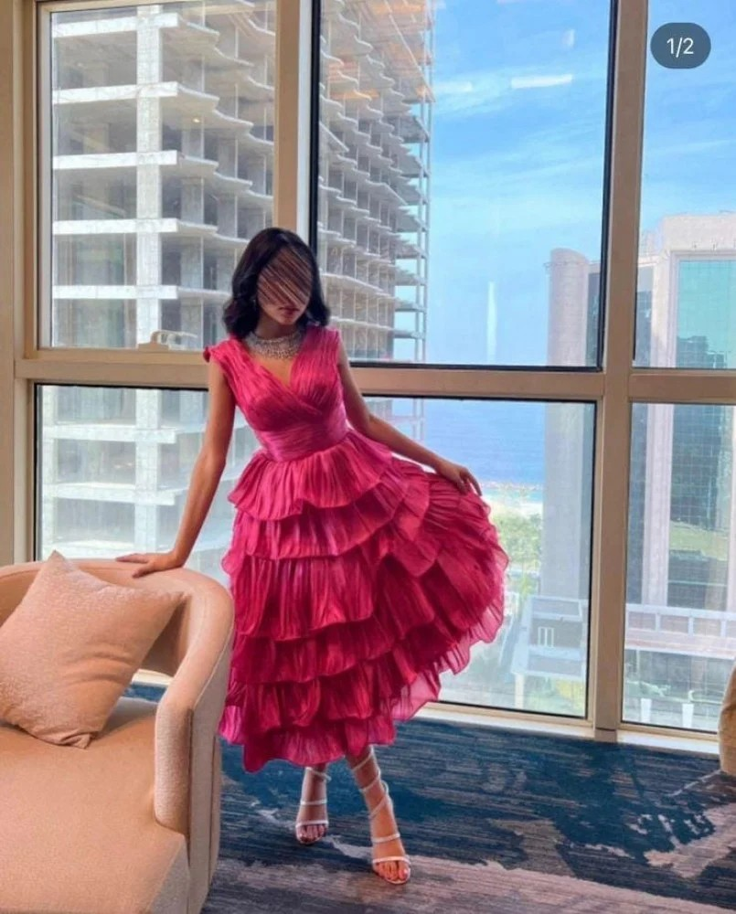 Elegantes, violettes A-Linien-Midikleid mit V-Ausschnitt und gewelltem Stufenmuster, DP3507