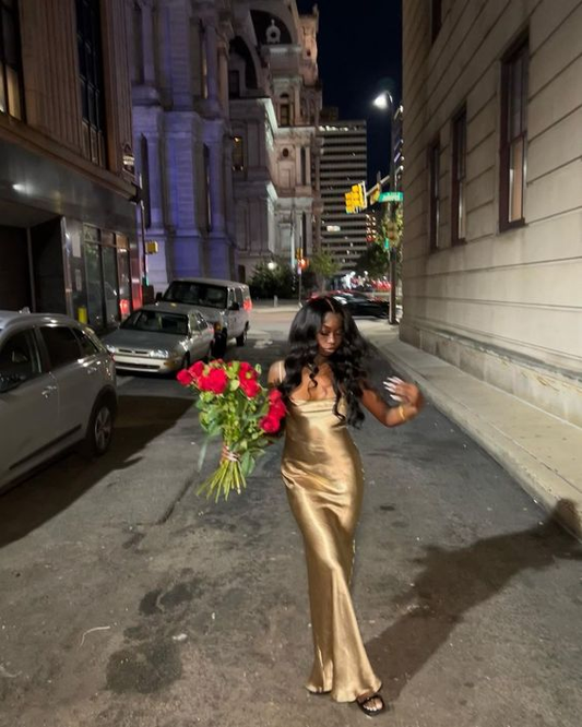 Robe de soirée longue en satin doré à fines bretelles, DP3774