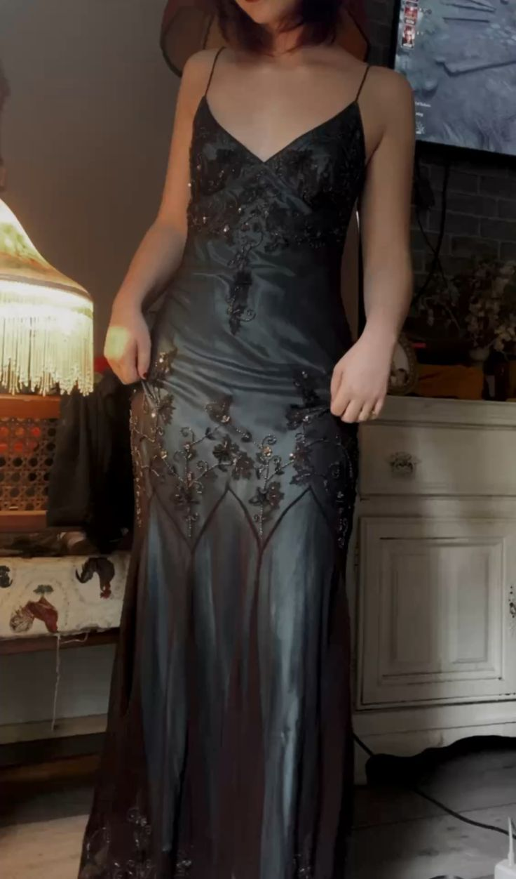 Robe de soirée longue vintage à bretelles spaghetti et perles DP3888