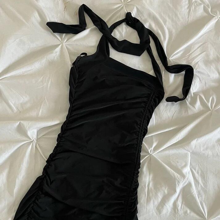 Robe de cocktail vintage noire à volants et dos nu, DP3136