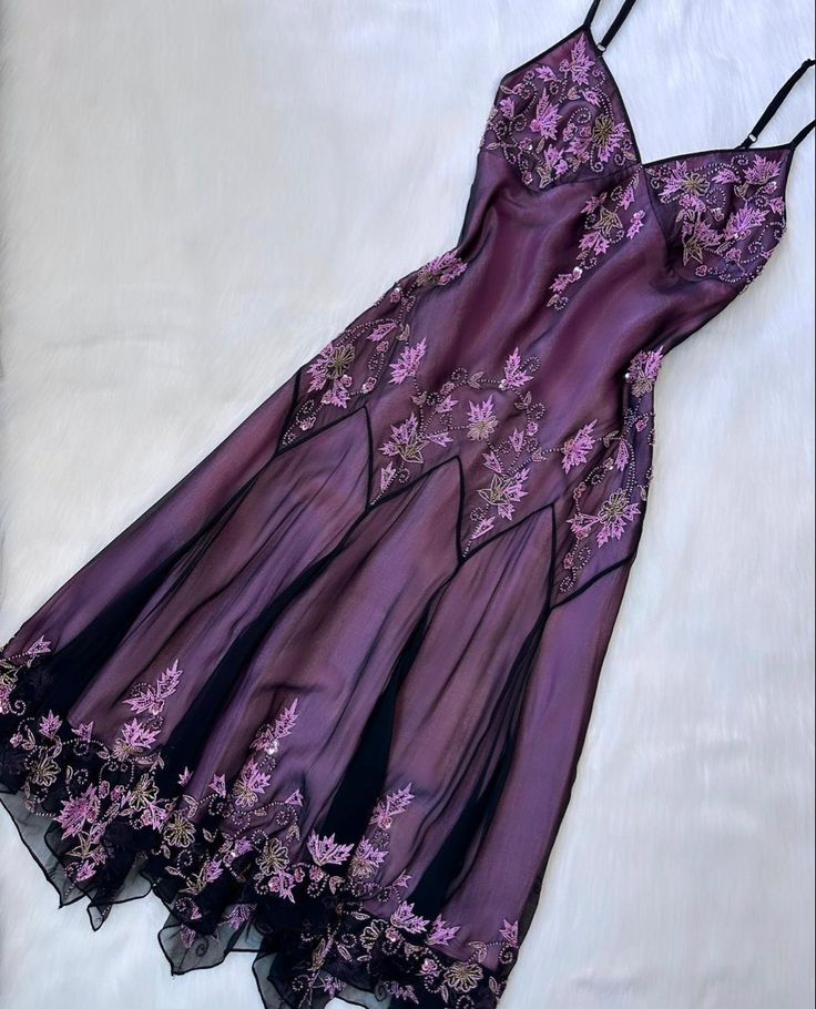 Charmante robe de soirée vintage violette à bretelles spaghetti et perles DP3891