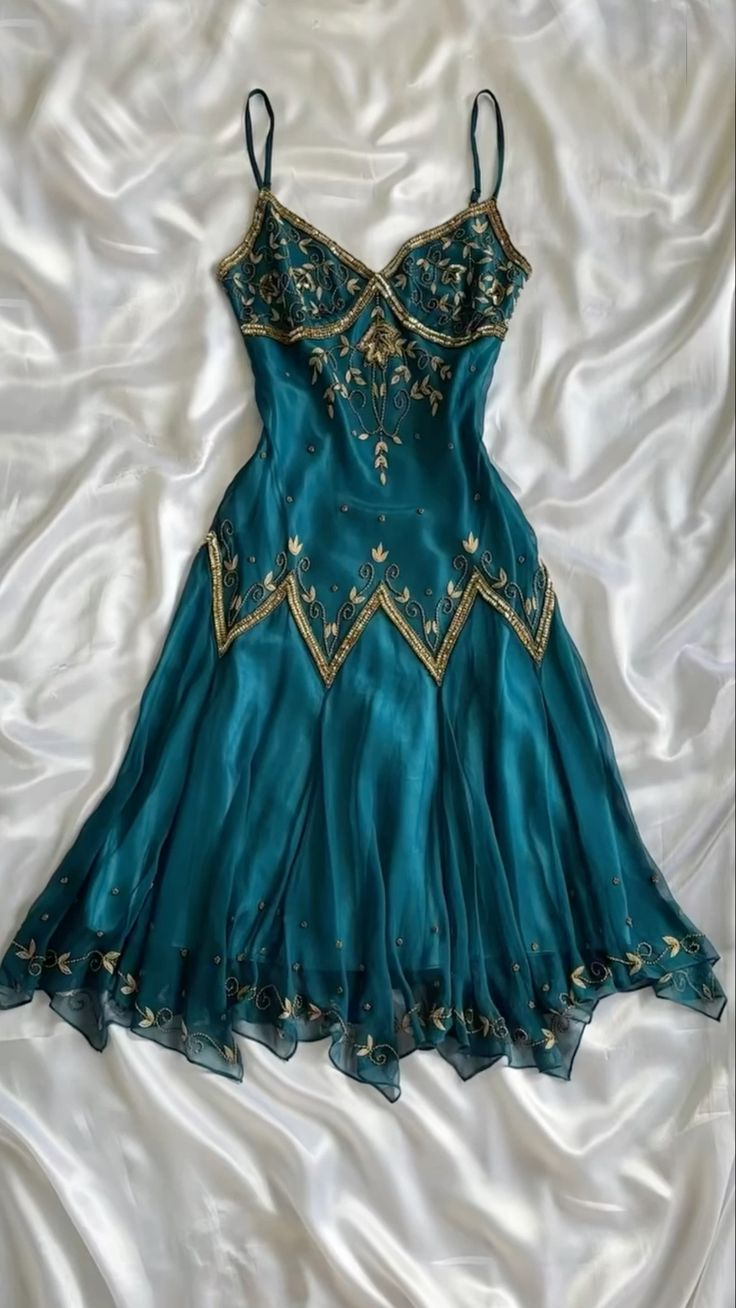 Charmante robe de soirée vintage bleu paon à bretelles spaghetti et perles DP3892
