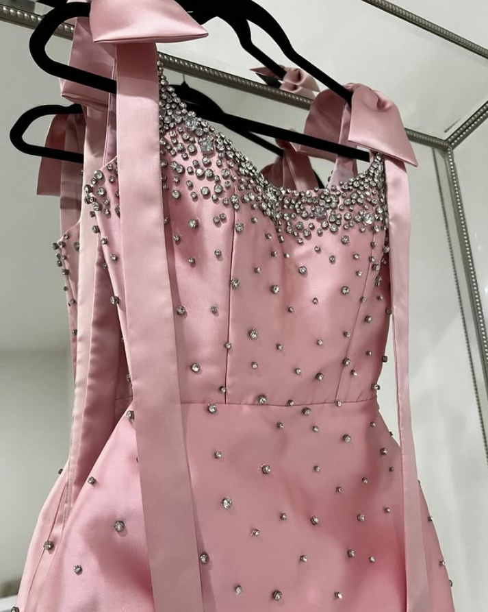 Rosa Satin Homecoming-Kleid mit Trägern und Perlenbesatz, Mini-Geburtstagskleid, DP3728