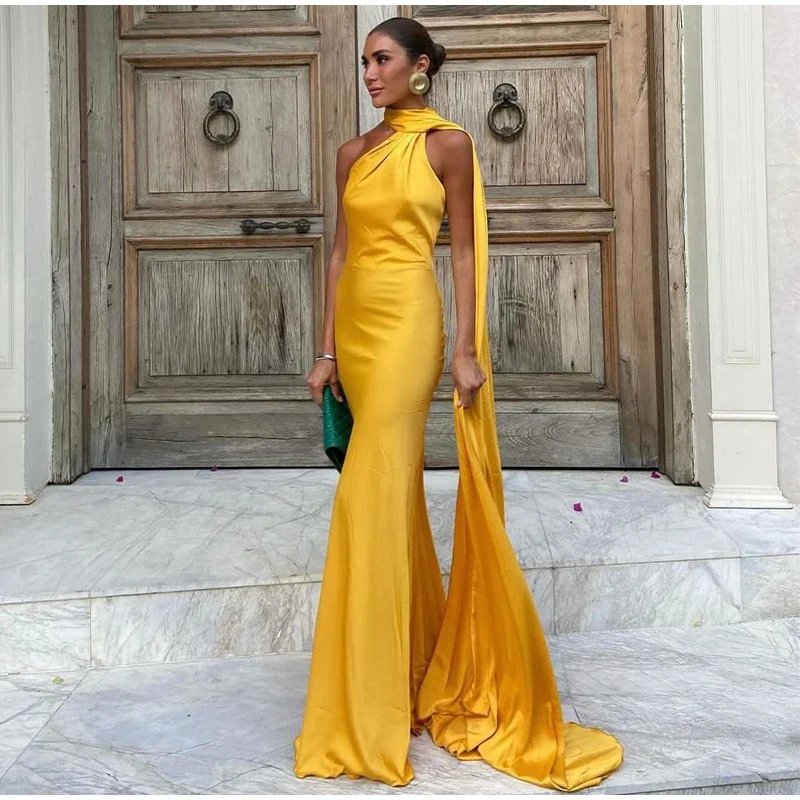 Gelbes Neckholder-Abendkleid im Meerjungfrau-Stil aus Satin, lang, DP3583