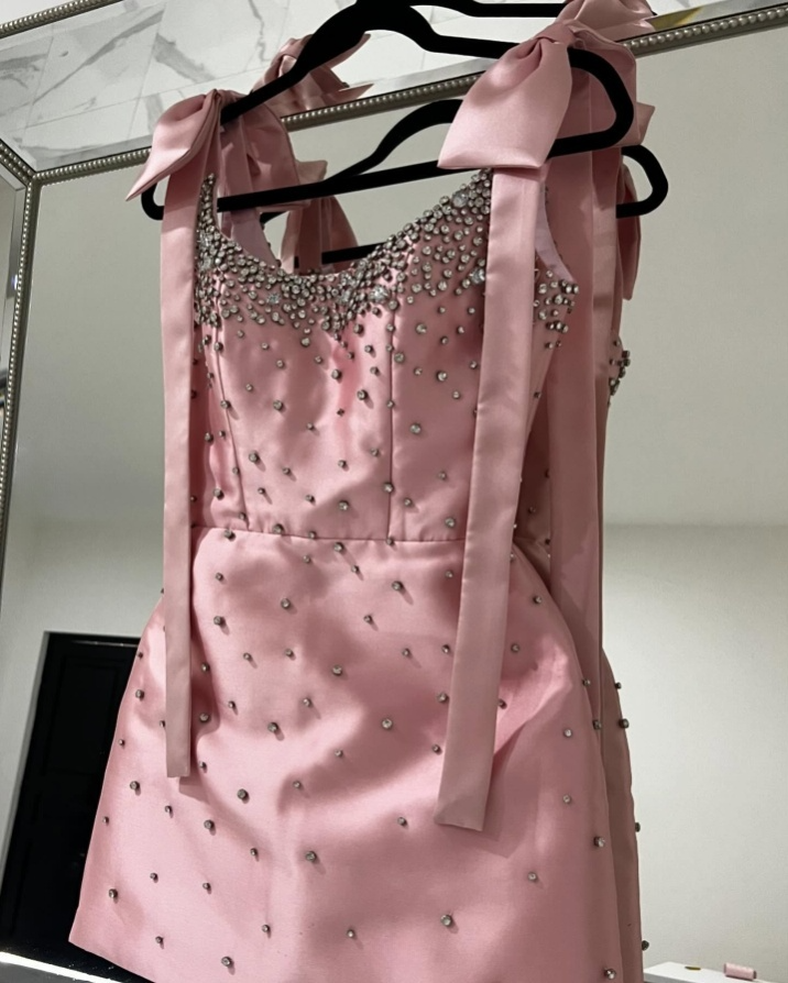 Rosa Satin Homecoming-Kleid mit Trägern und Perlenbesatz, Mini-Geburtstagskleid, DP3728