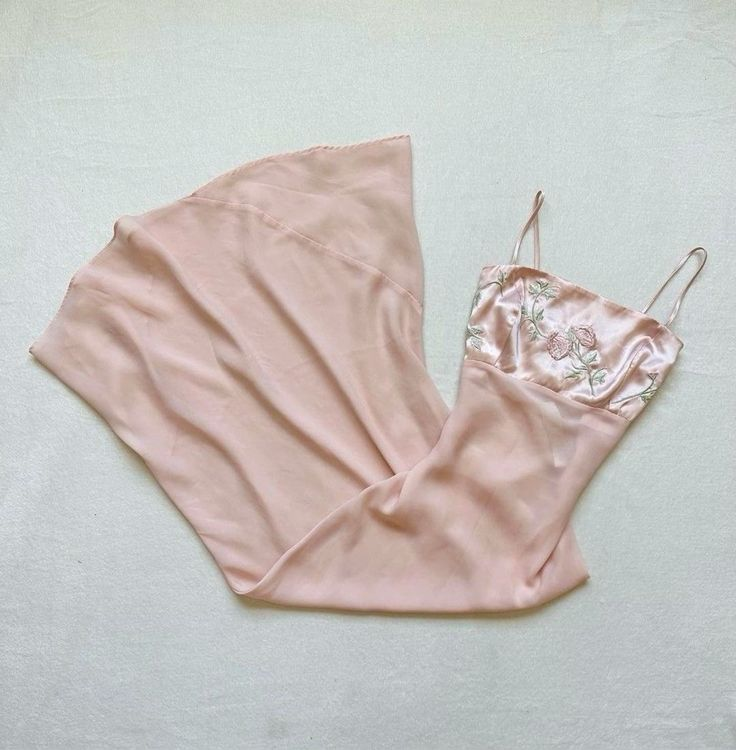 Robe de soirée longue en mousseline de soie rose clair avec broderies, DP3521