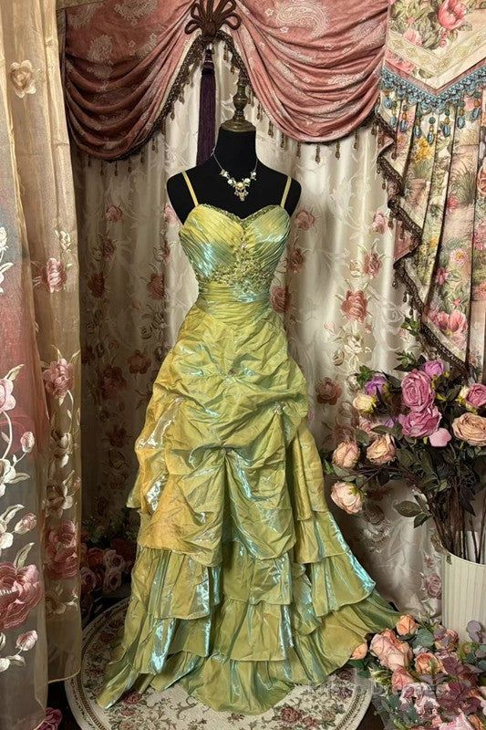 Vintage-Abendkleid aus schimmerndem, grünem Satin mit Spaghettiträgern und Rüschen, DP7582