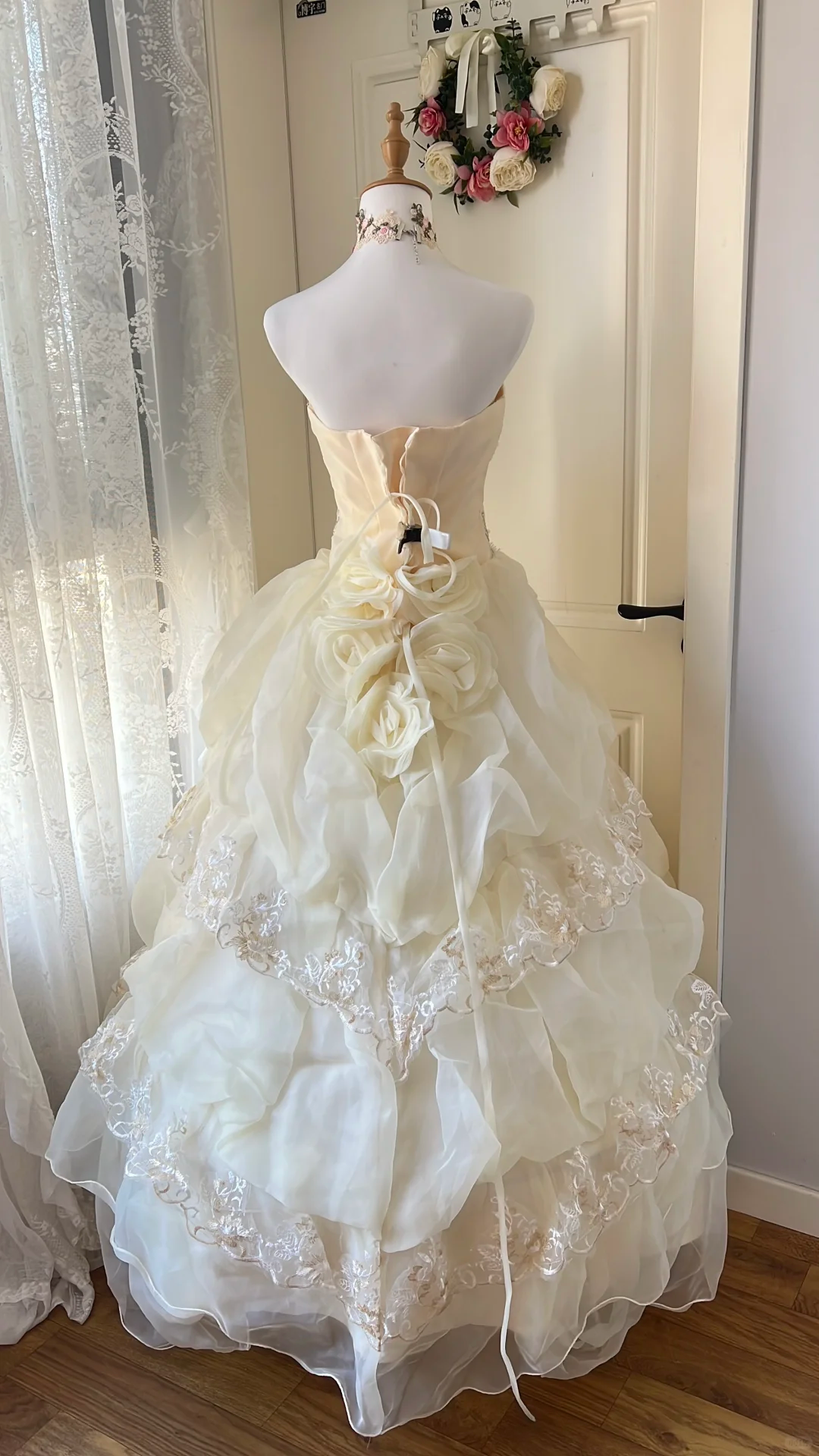 Vintage-Inspired Ivory Tiered Tulle Sweetheart Strapless Bow Accent Embroidery Princess-Style Wedding Dress DP7302