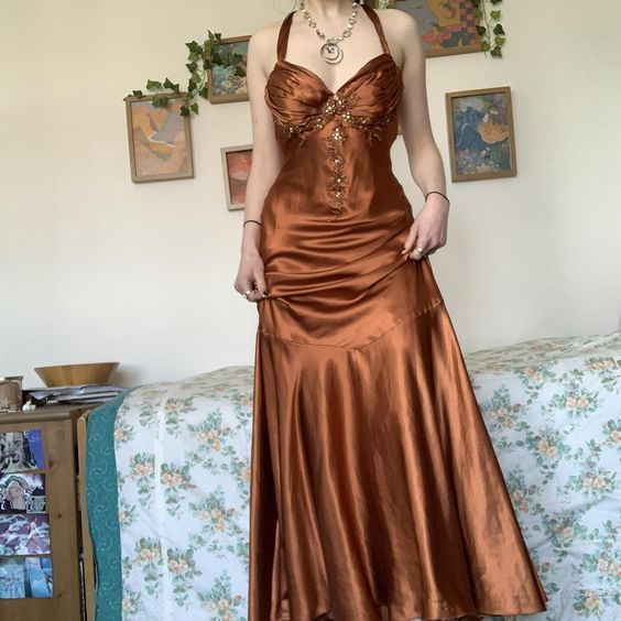 Robe de soirée longue vintage en satin à décolleté en cœur et perles, couleur caramel, DP2517
