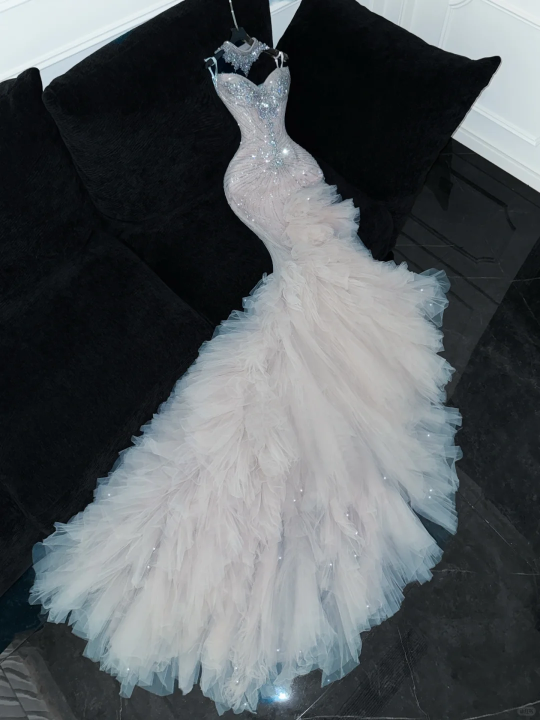Glänzendes, perlenbesetztes, weißes Tüll-Pailletten-Design, elegantes, bodenlanges Meerjungfrau-Brautkleid, DP6197