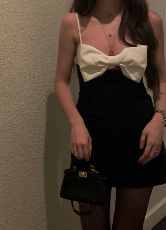 Robe courte d'anniversaire noire et blanche à bretelles et nœud papillon, DP3073