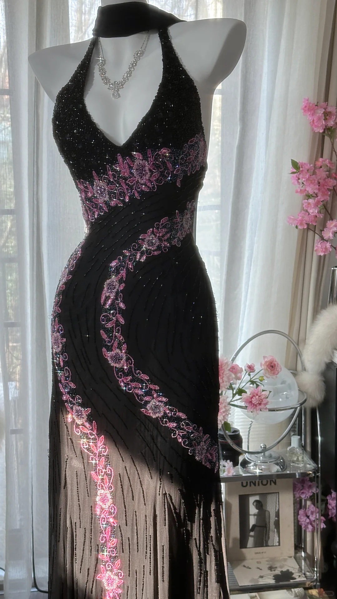 Robe de soirée romantique en mousseline de soie noire rétro à col en V et appliques DP6022