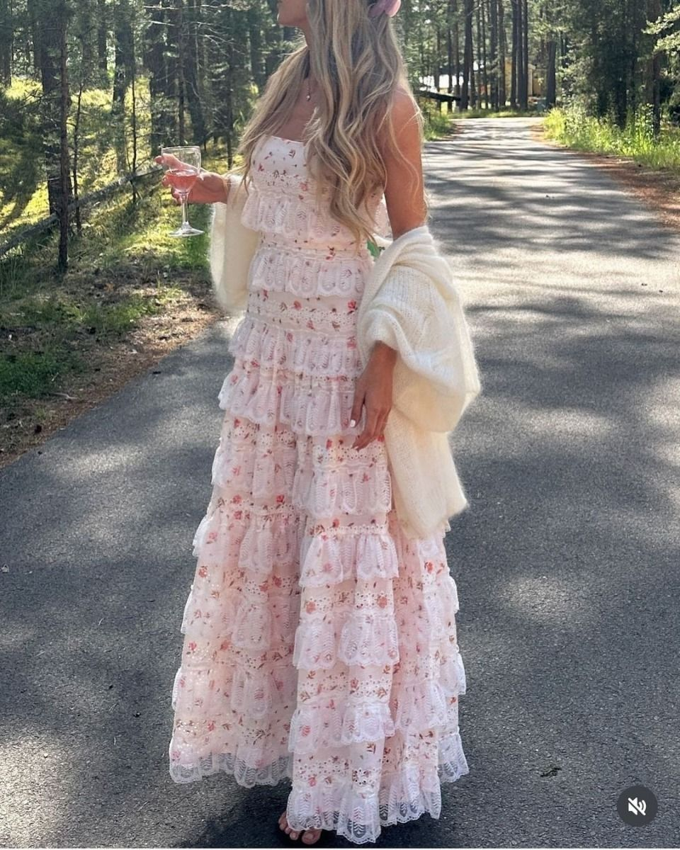 Wunderschönes, gestuftes A-Linien-Abendkleid mit floraler Spitze, perfekt für Partys und Balls (DP3983)