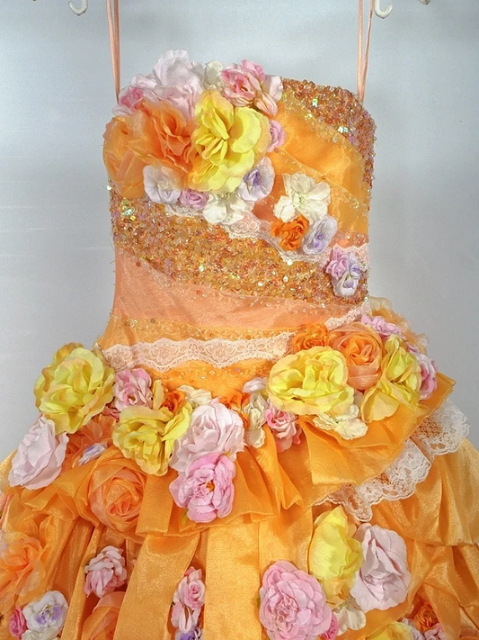 Glamouröses, trägerloses, dreidimensionales, florales A-Linien-Abendkleid mit Rüschen und Stufenbesatz sowie Perlenstickerei DP7554