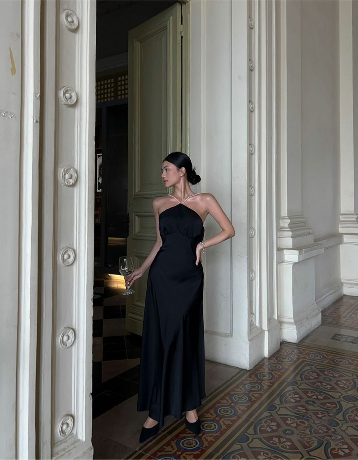 Schwarzes Neckholder-Abendkleid aus rückenfreiem Satin, DP2855