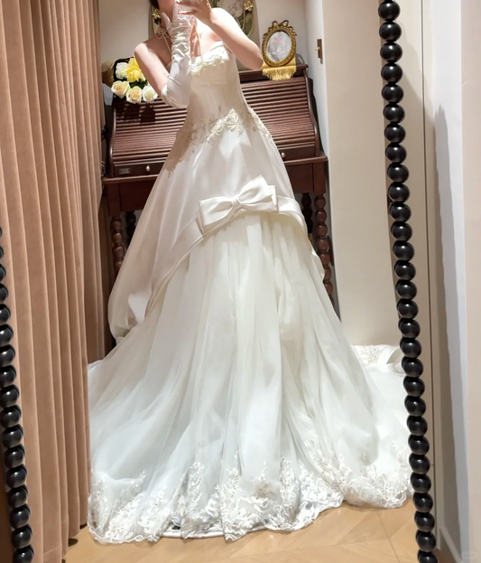 Robe de mariée vintage en satin et tulle, ornée d'un nœud surdimensionné, de broderies en dentelle complexes et d'un corset DP7261