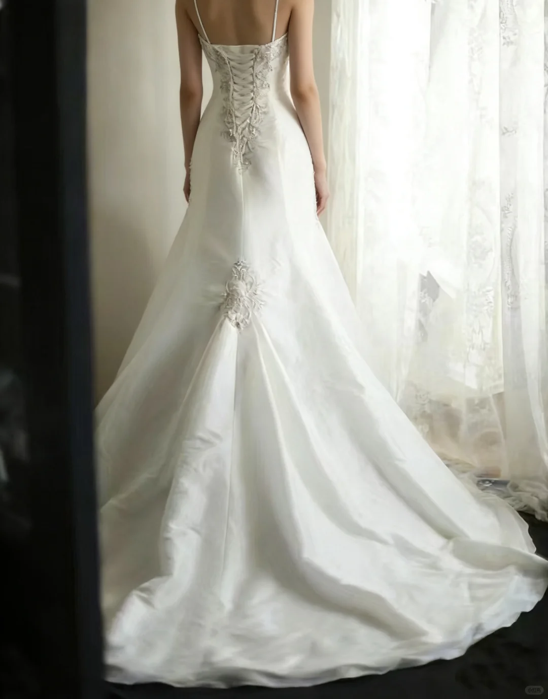 Robe de mariée vintage blanche en satin à fines bretelles, broderies et corsage froncé, coupe trapèze DP7641