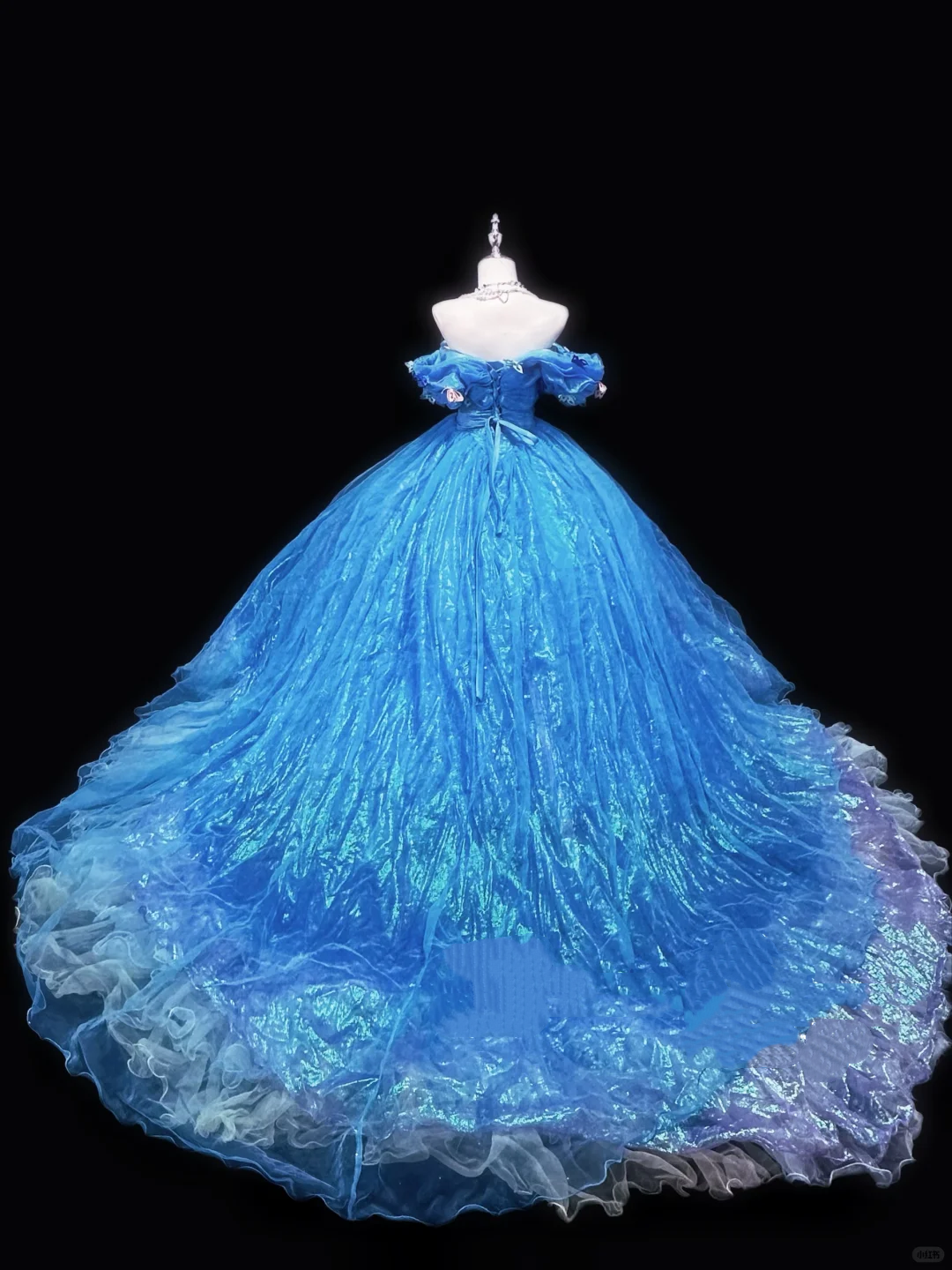 Robe de bal élégante bleu ciel à épaules dénudées et décolleté en cœur ornée d'appliqués papillons, idéale pour les 15 ans (Quinceañera) DP7938