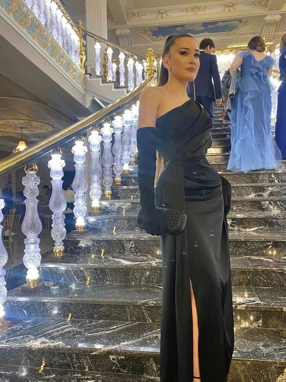 Charmante robe de soirée longue noire asymétrique avec fente, DP2815