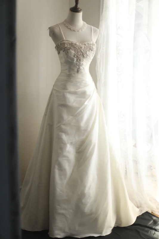 Spaghettiträger Weiß A-Linie Perlenbesetztes Vintage Brautkleid Brautkleid, DP5173