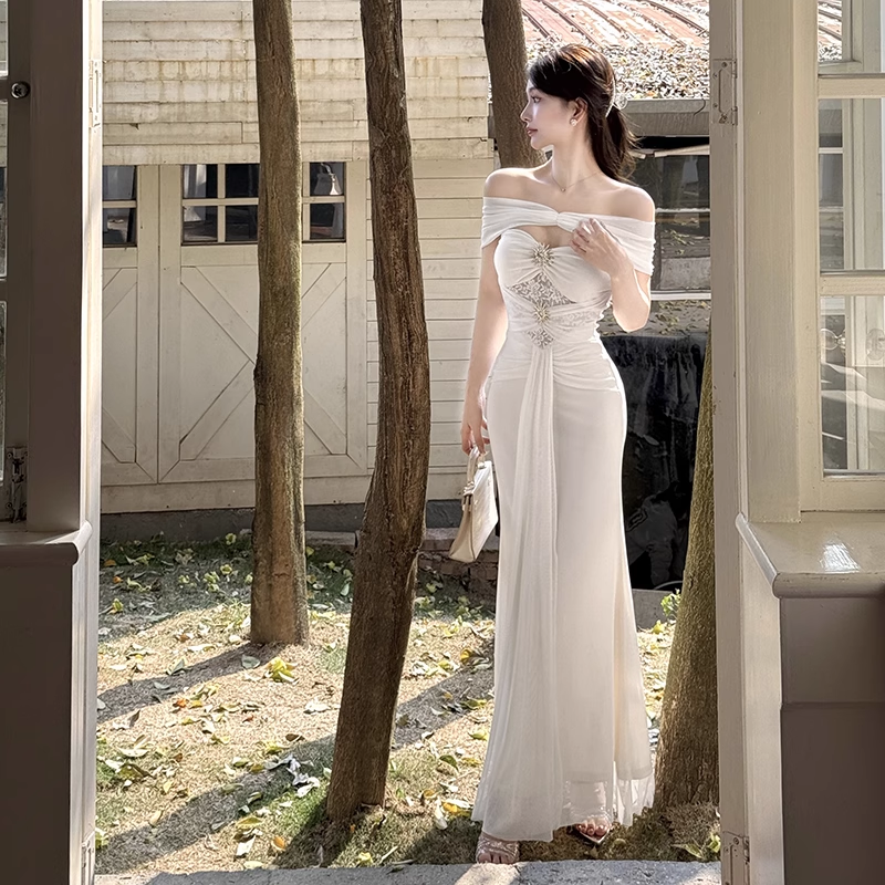 Wunderschönes elfenbeinfarbenes, schulterfreies, herzförmiges, perlenbesetztes Meerjungfrau-Abschlussballkleid mit Applikationen, langem Abendkleid DP6401