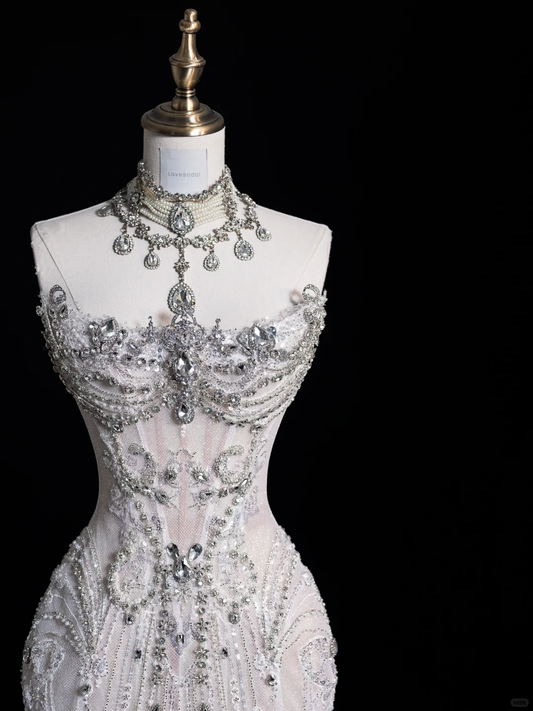 Hübsches weißes trägerloses Meerjungfrau-Brautkleid mit Perlen verziert, langes Geburtstagskleid, DP5354