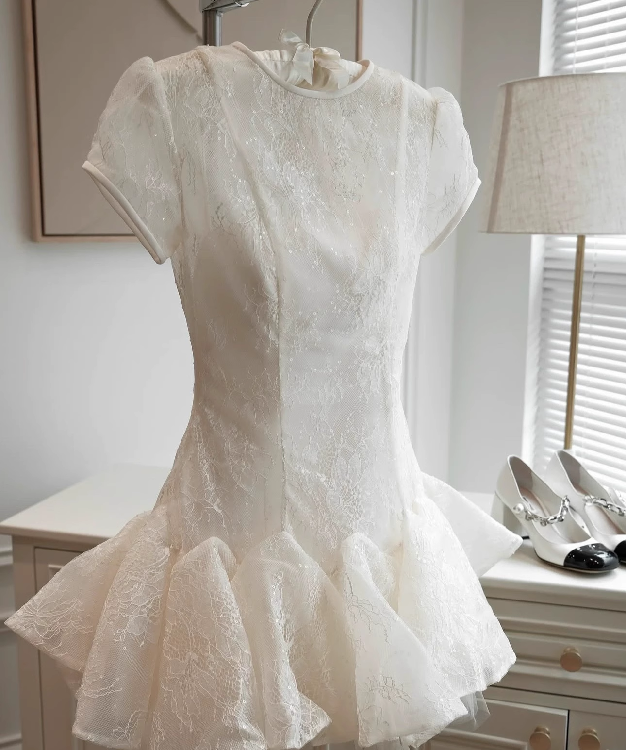 Robe de soirée trapèze blanche à manches courtes et appliques en dentelle, DP5969