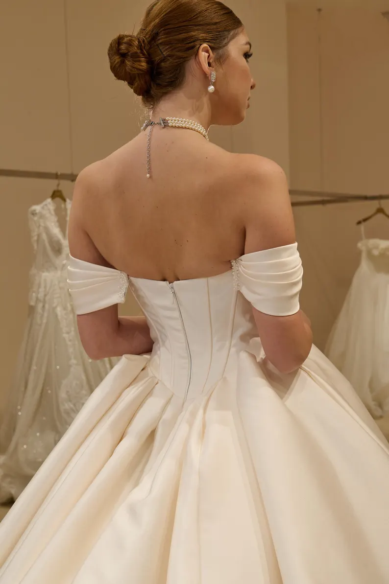 Robe de mariée classique en satin ivoire avec corset et coupe A, épaules dénudées DP8389