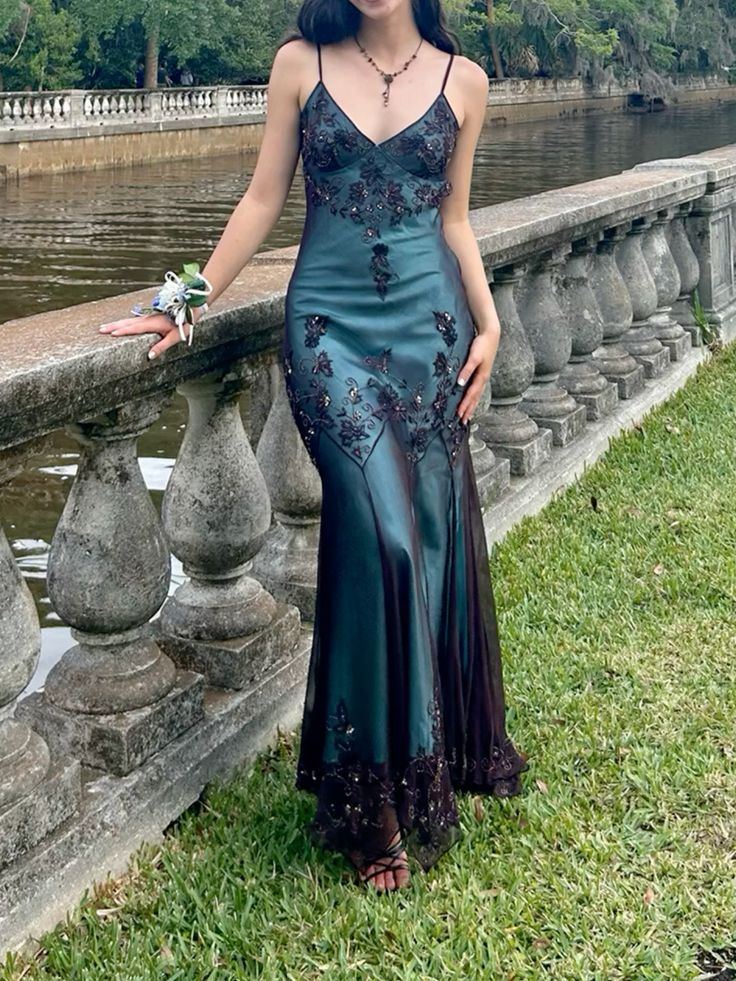 Robe de soirée longue vintage à bretelles spaghetti et perles DP3888