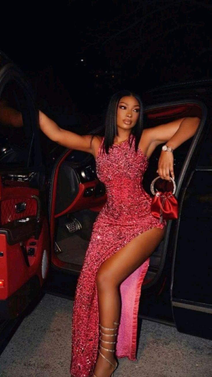 Glitzerndes, pinkes Neckholder-Abendkleid mit Pailletten und Schlitz, DP2668