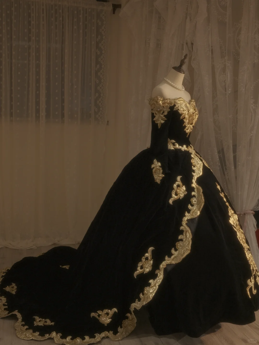 Elegantes schwarzes schulterfreies Quinceanera-Kleid mit langen Ärmeln, Geburtstagsballkleid, DP5154