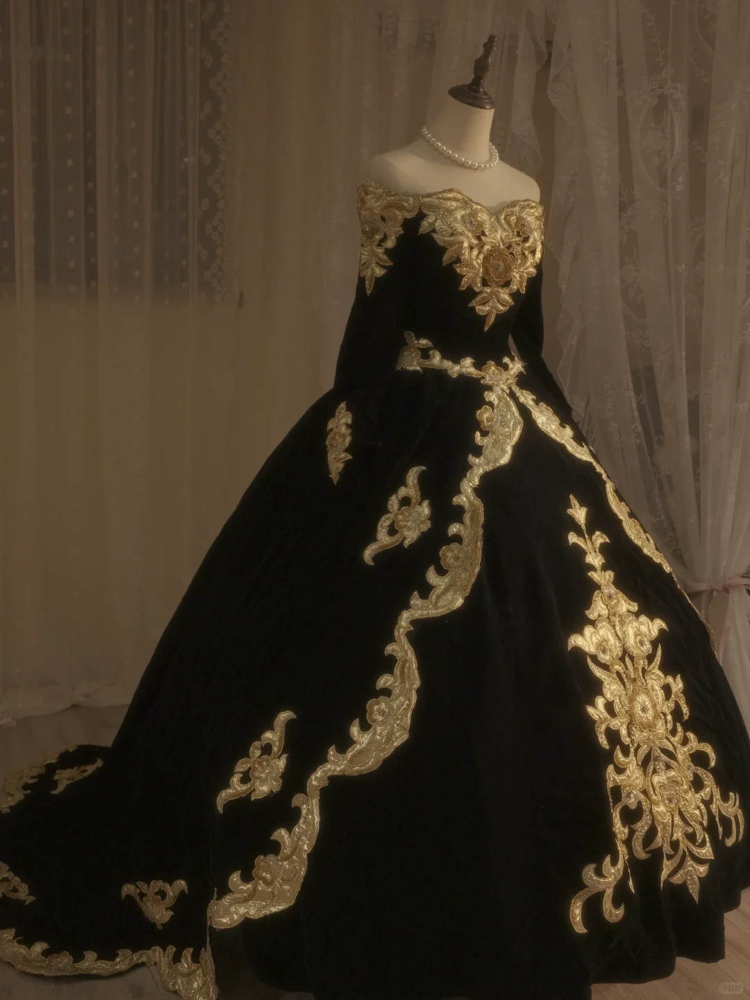 Elegantes schwarzes schulterfreies Quinceanera-Kleid mit langen Ärmeln, Geburtstagsballkleid, DP5154