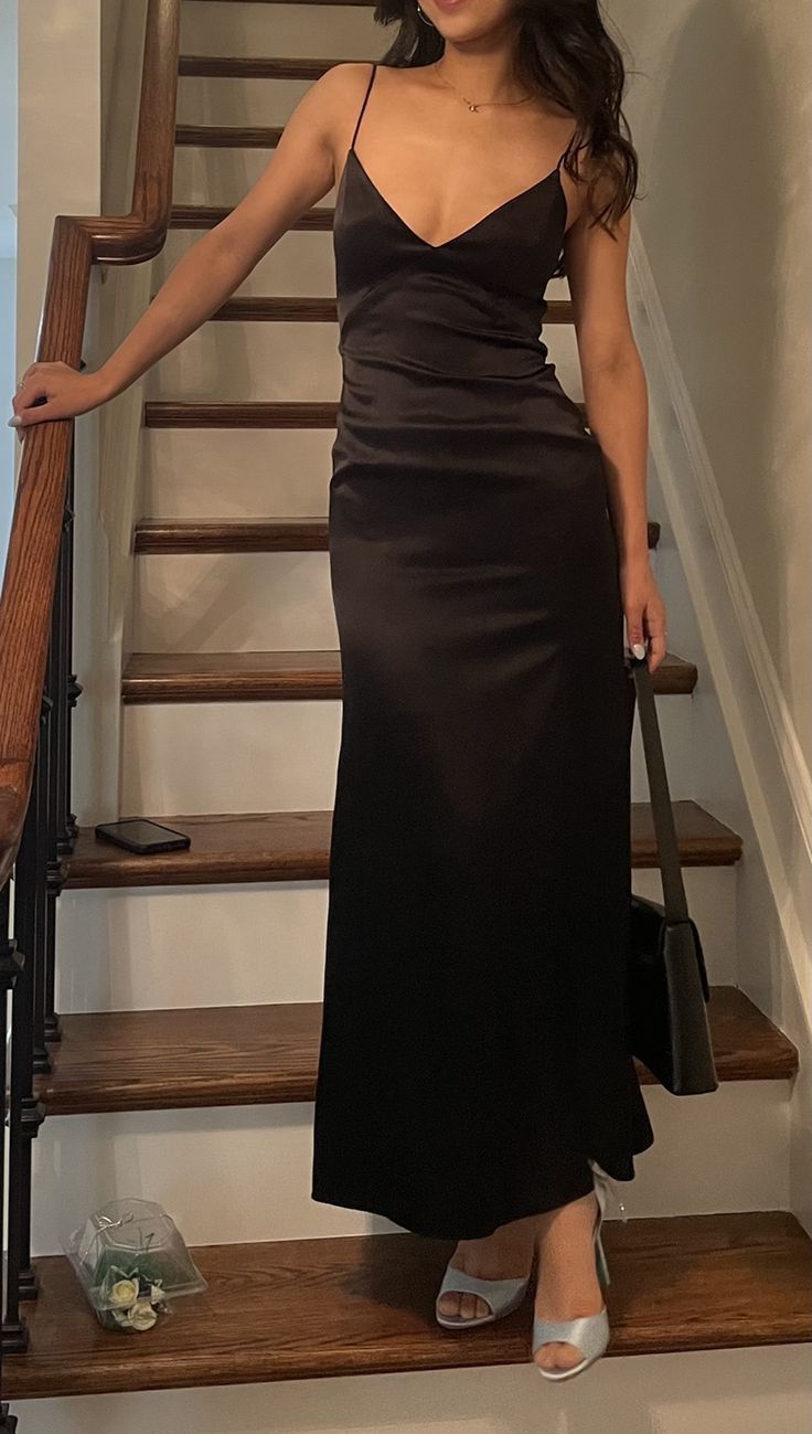 Robe de soirée longue en satin noir à bretelles spaghetti et col en V, DP2988