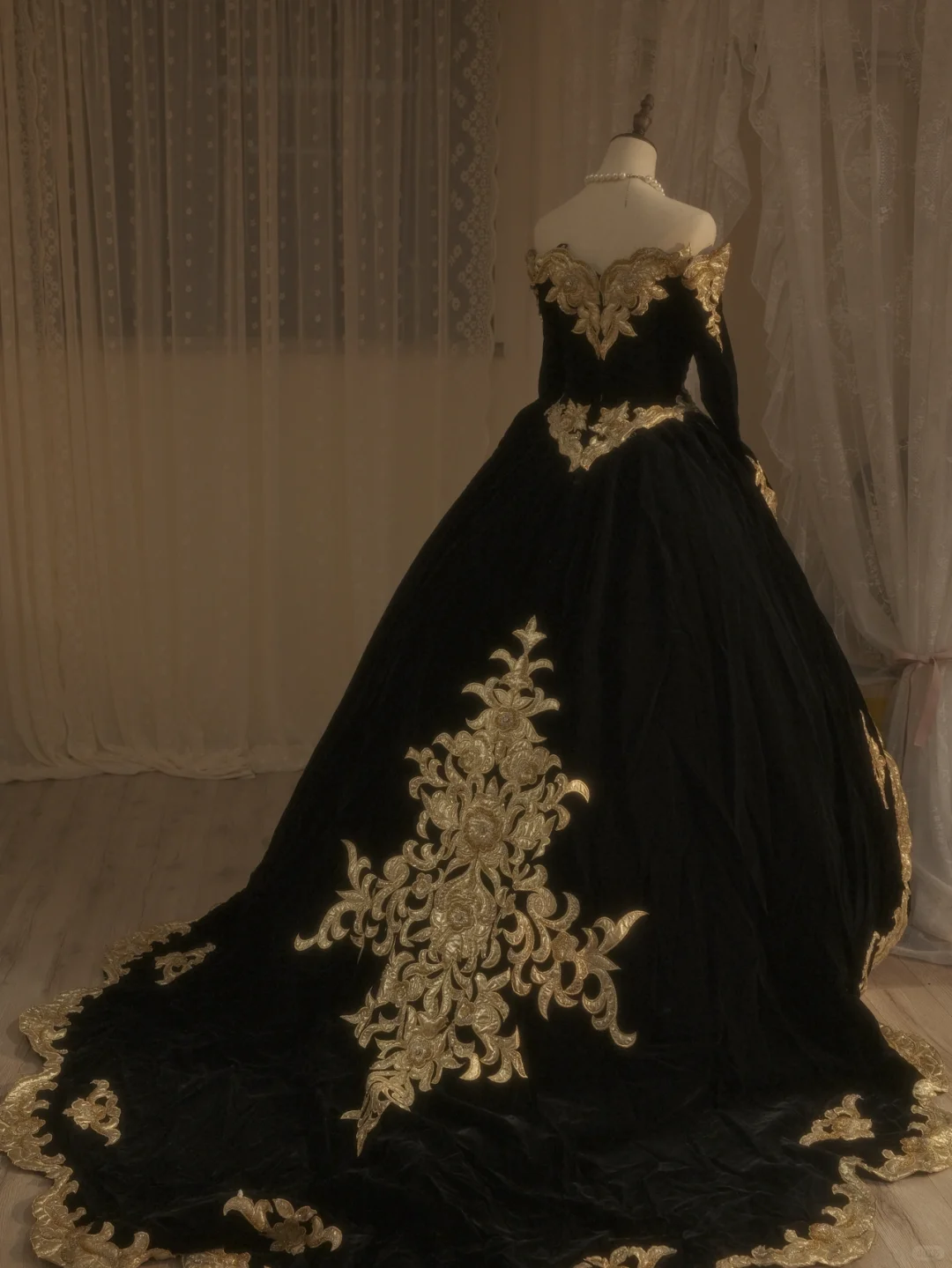 Elegantes schwarzes schulterfreies Quinceanera-Kleid mit langen Ärmeln, Geburtstagsballkleid, DP5154